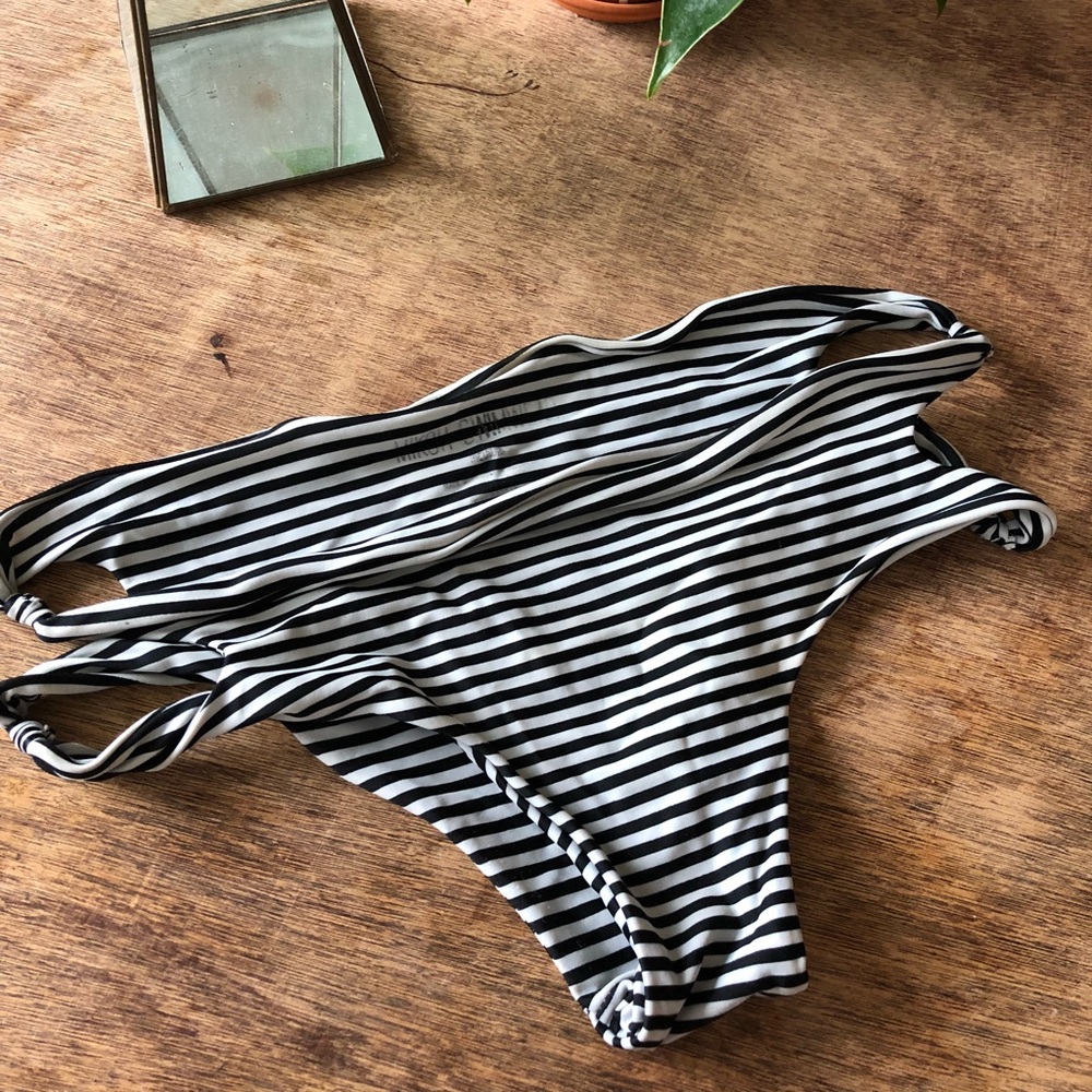 Mikoh Bottoms size Medium